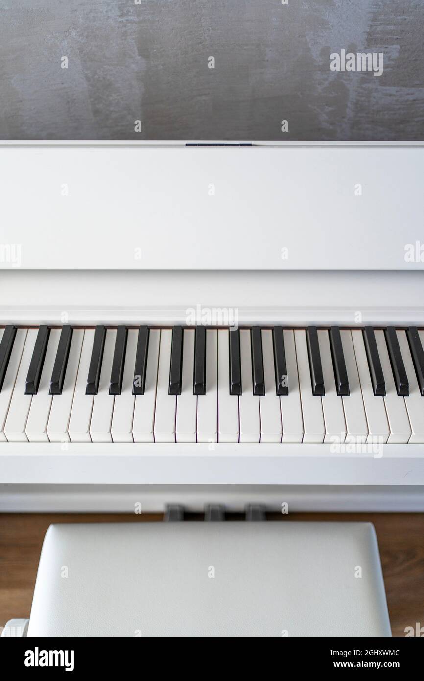 Tastiera piano. Musica classica su pianoforte digitale elettronico. Bei tasti bianchi del pianoforte in primo piano. Foto Stock