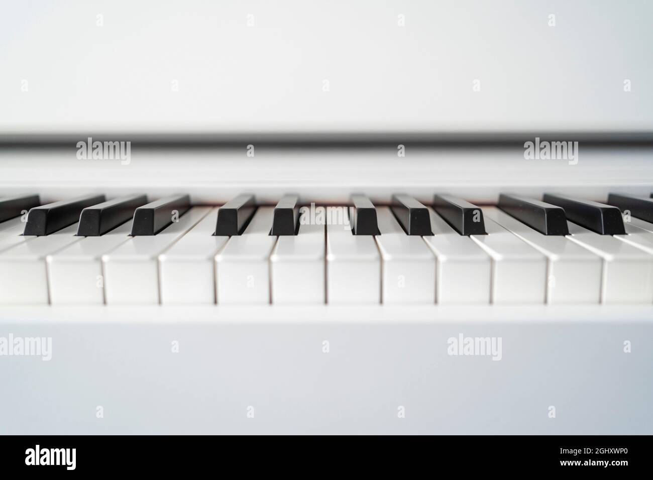 Pianoforte digitale che guarda sui tasti. Profondità di campo bassa. Musica classica su pianoforte digitale elettronico. Bei tasti pianoforte in primo piano. Foto Stock