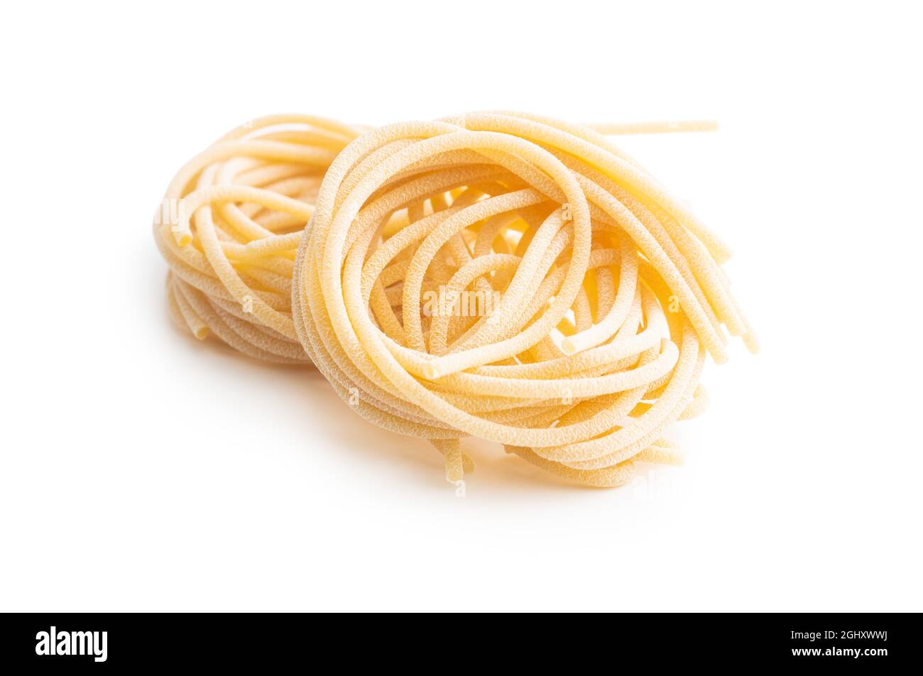 Nido di pasta italiana. Gli spaghetti non cotti nido isolato su sfondo bianco. Foto Stock