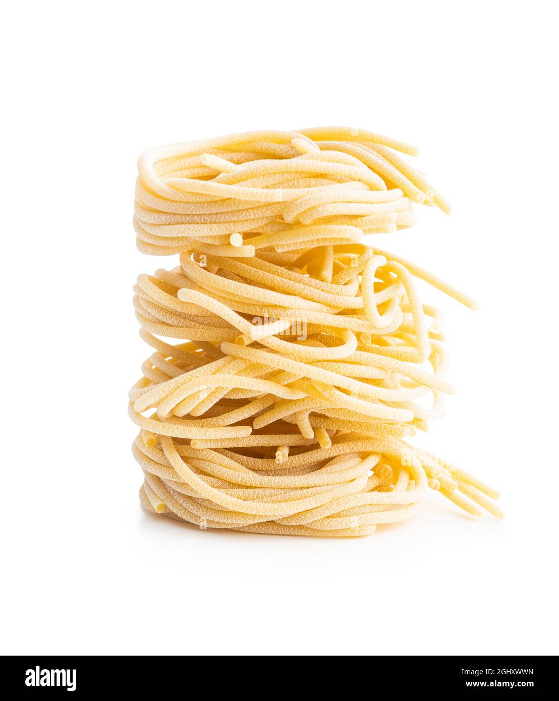 Nido di pasta italiana. Gli spaghetti non cotti nido isolato su sfondo bianco. Foto Stock