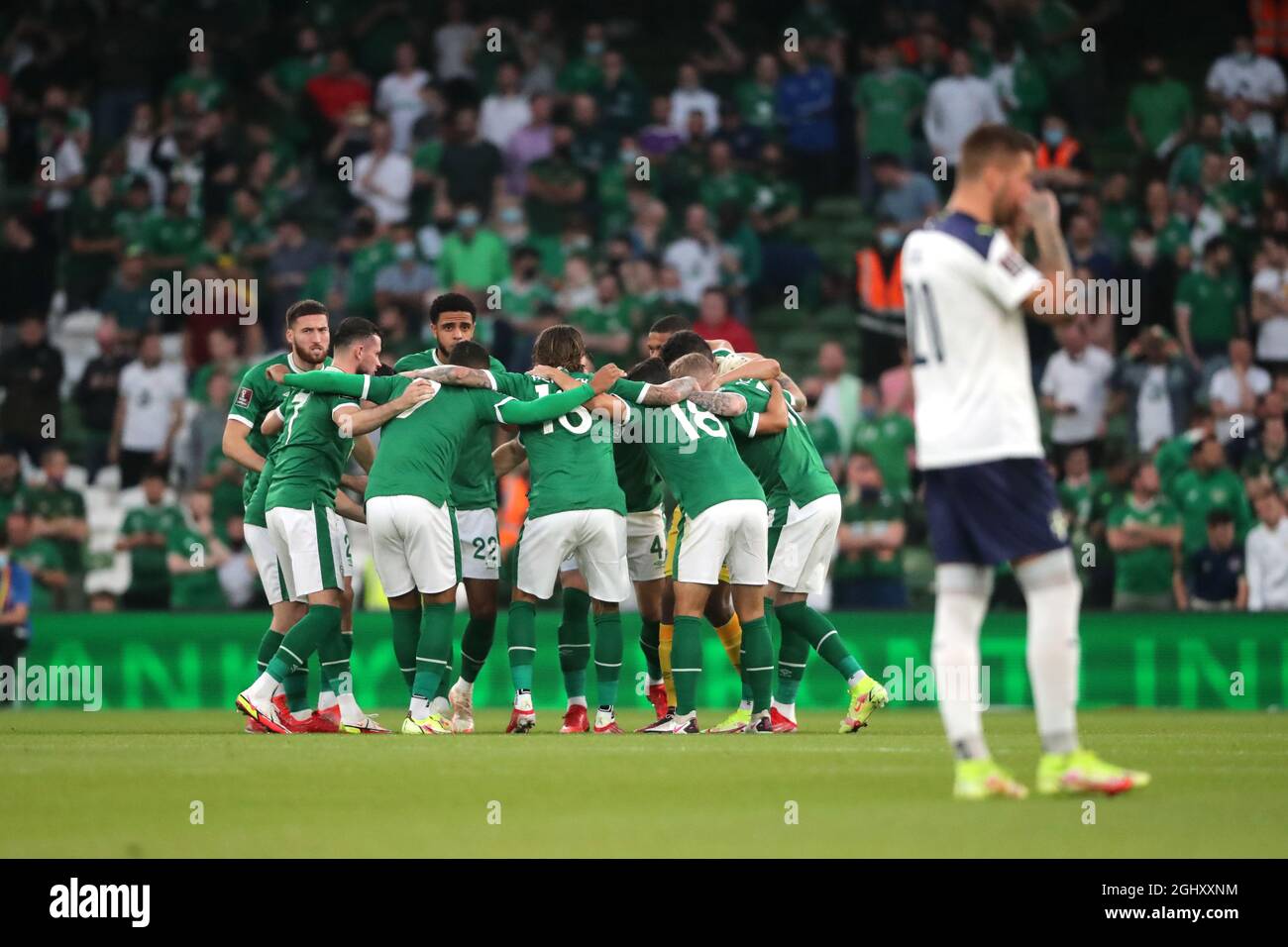 I giocatori della Repubblica d'Irlanda formano un barbone prima della  partita di qualificazione della Coppa del mondo FIFA 2022 all'Aviva Stadium  di Dublino. Data foto: Martedì 7 settembre 2021 Foto stock - Alamy