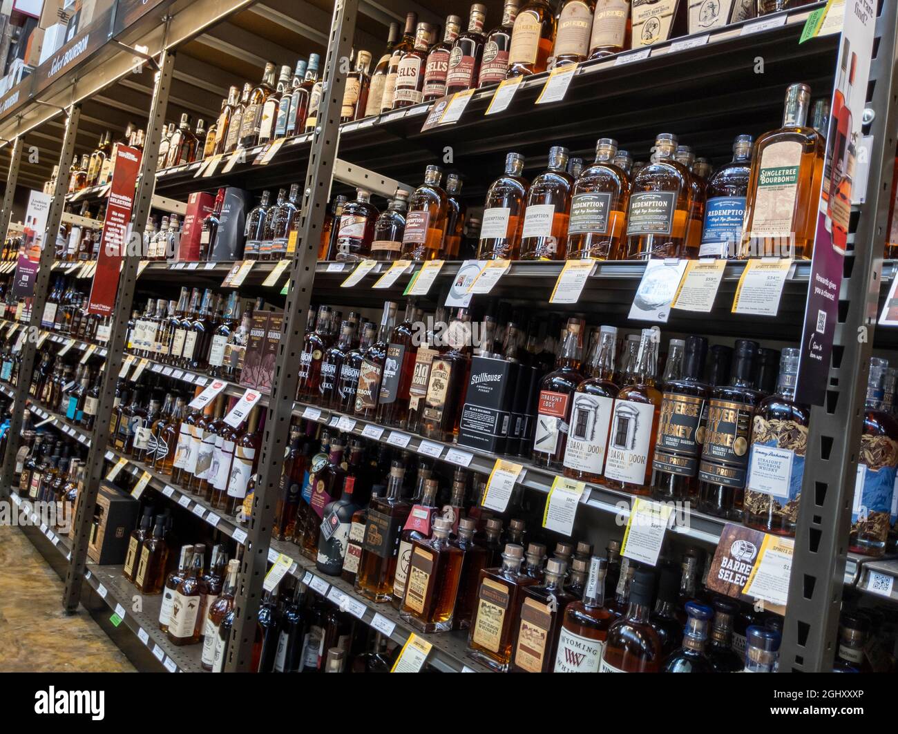 Bellevue, WA USA - circa agosto 2021: Vista di vari liquori e liquori all'interno di un negozio di bevande Total Wine. Foto Stock