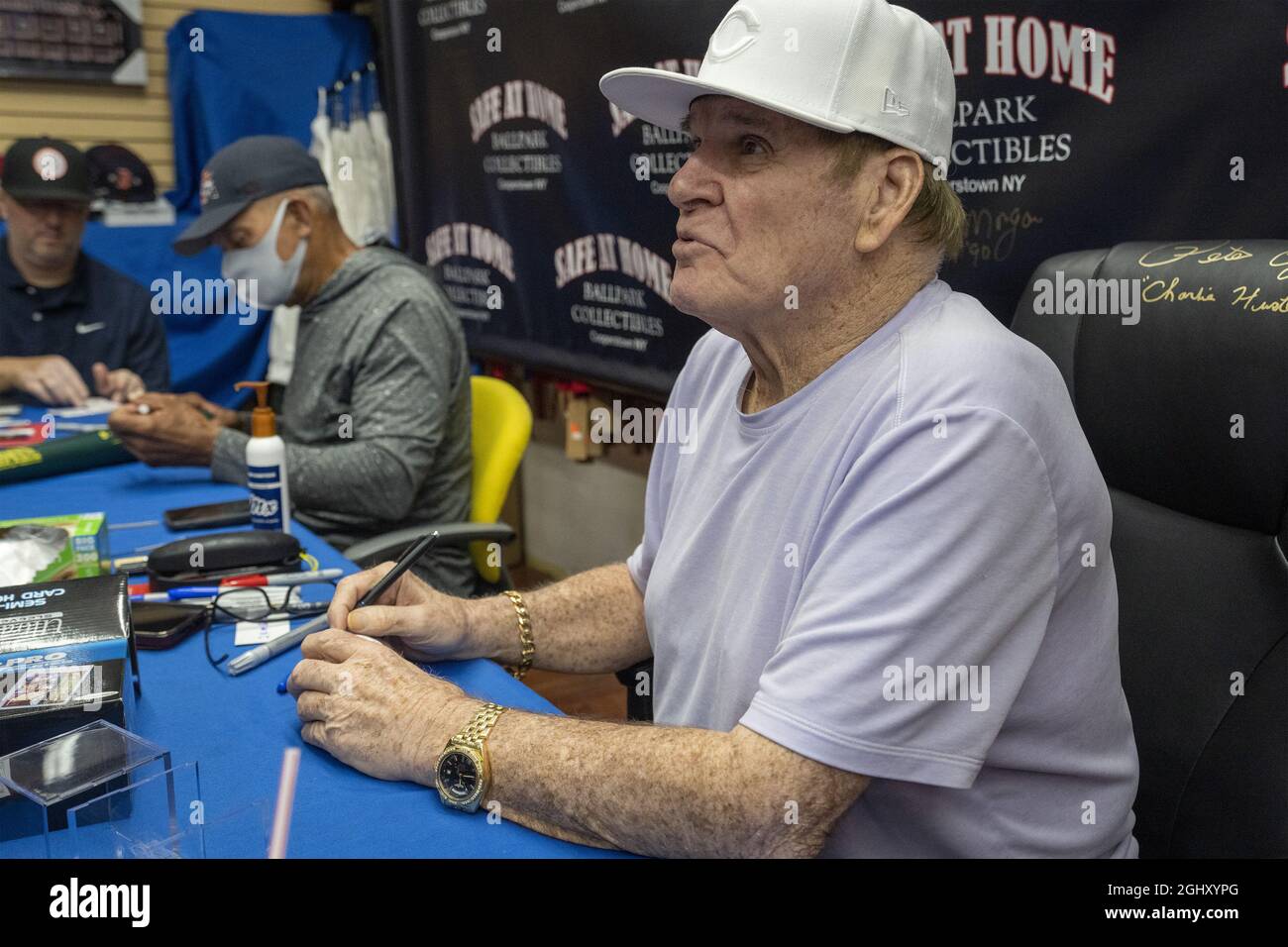 Cooperstown, Stati Uniti. 07 settembre 2021. Le star del baseball Reggie Jackson e Peter Rose (R) firmano autografi presso il negozio Safe at Home nel centro città vicino alla Major League Baseball's Hall of Fame di Cooperstown, New York martedì 7 settembre 2021. Rose ha avuto il maggior numero di successi nel baseball, ma non è nella Hall of Fame. Derek Jeter, Ted Simmons, Larry Walker e il leader sindacale Marvin Miller saranno inseriti NELLA HOF l'8 settembre. Foto di Pat Benic/UPI Credit: UPI/Alamy Live News Foto Stock