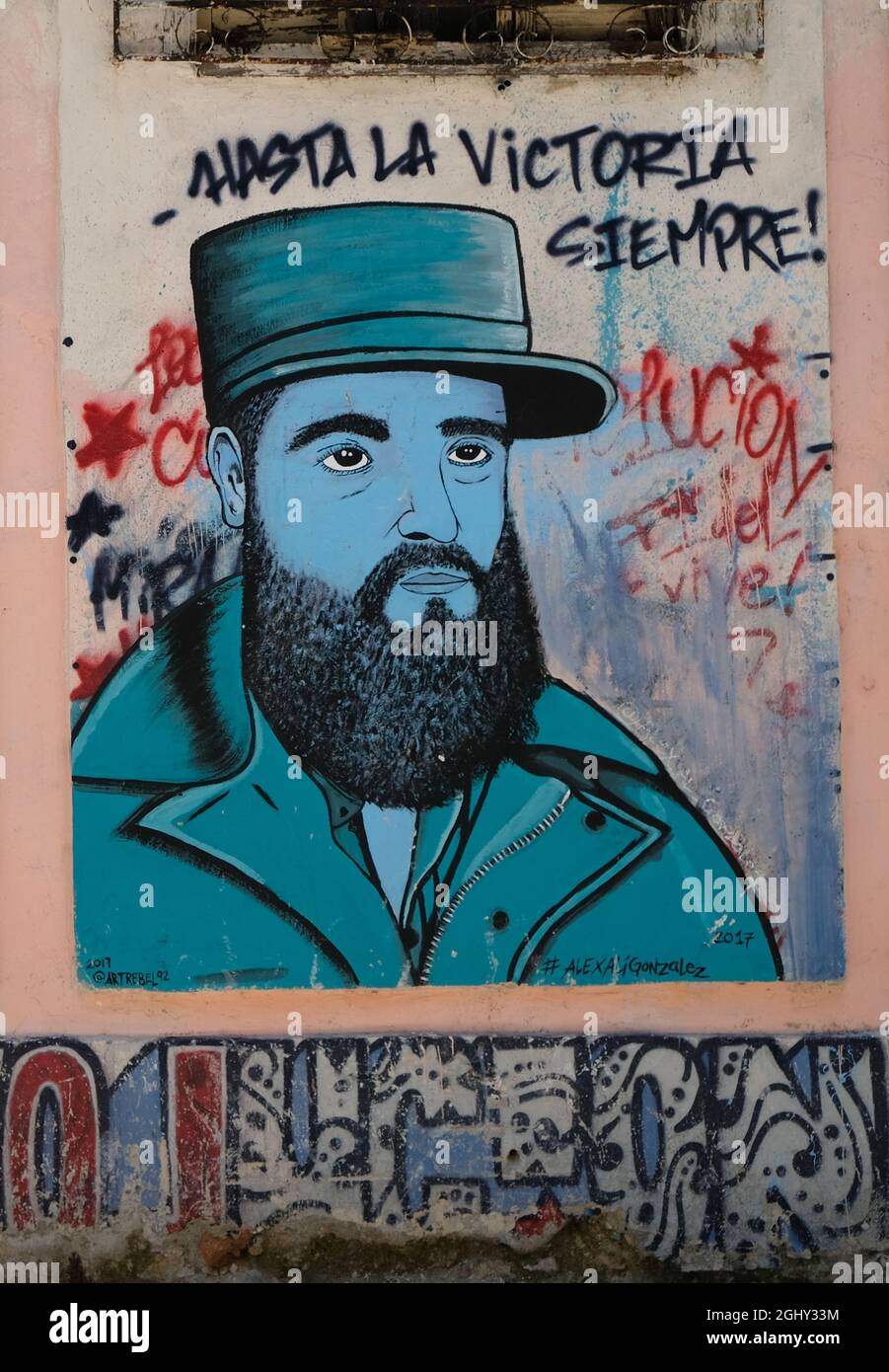 Un murale del rivoluzionario Fidel Castro in una strada secondaria a l'Avana, Cuba. Foto Stock