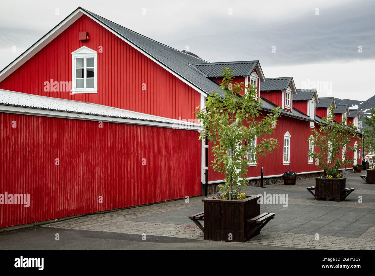Edificio rosso, Siglufjordur, Islanda Foto Stock