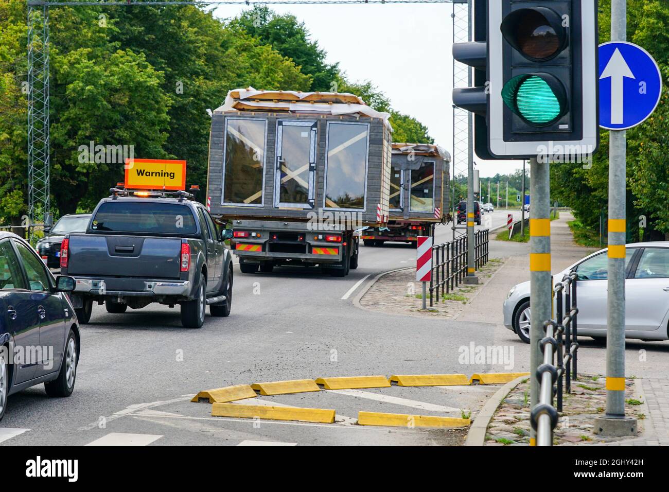 trasporto di case residenziali prefabbricate di grandi dimensioni su una strada di interesse generale Foto Stock
