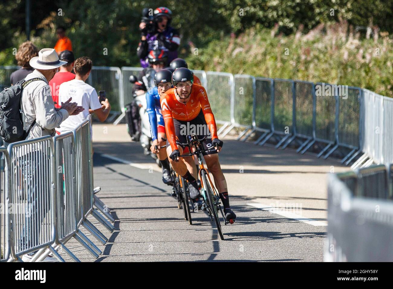 Giardino Botanico Nazionale del Galles, Llanarthne, Galles, Regno Unito. Martedì 7 settembre 2021. Tappa 3 della gara ciclistica Tour of Britain. Il team Rally Cycling si avvicina alla fine del cronometro. Credit: Gruffydd Thomas/Alamy Foto Stock