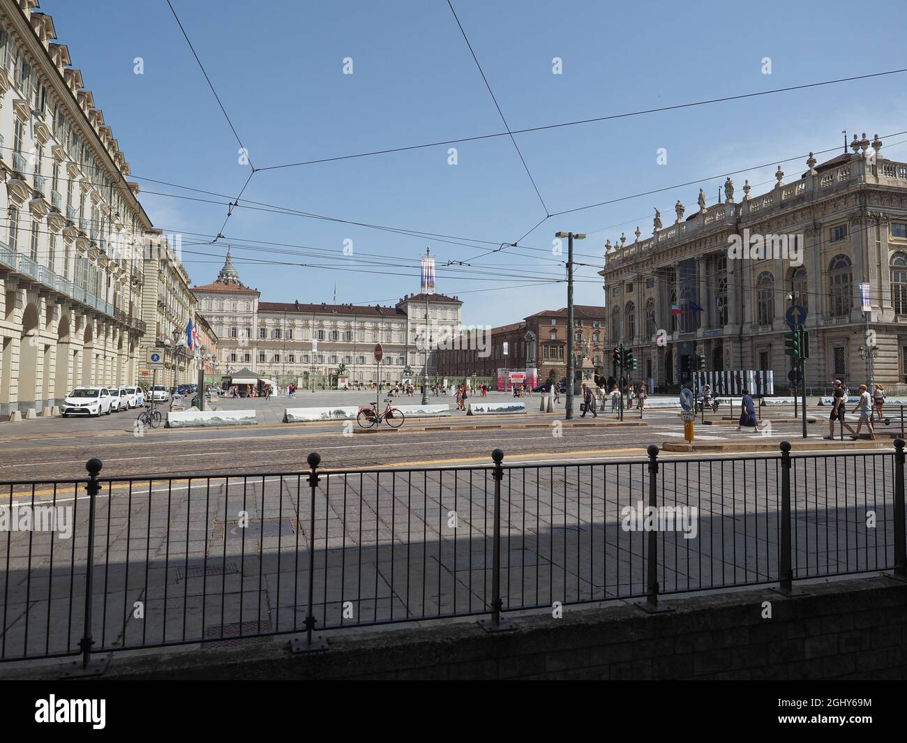 TORINO, ITALIA - CIRCA AGOSTO 2021: Persone in Piazza Castello Foto Stock