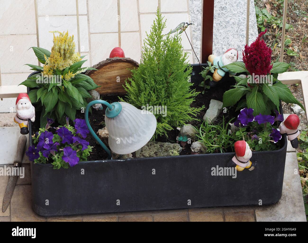 Gnomes del giardino figurine delle piccole creature delle nane umanoidi che portano i cappelli rossi della punta Foto Stock