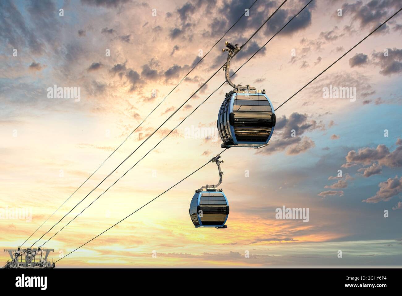 Cabine di cabinovia contro cielo e nuvole sorprendenti. Funivia, Foto Stock