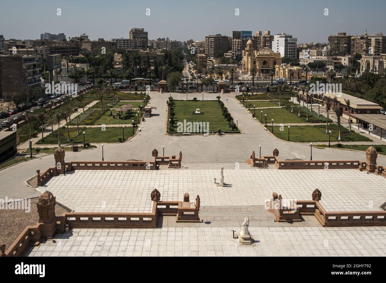 Heliopolis Cairo , Egitto dalla cima del Baron Empain Palace vista del giorno che mostra il giardino del palazzo, El-Orouba strada con automobili e persone in movimento Foto Stock