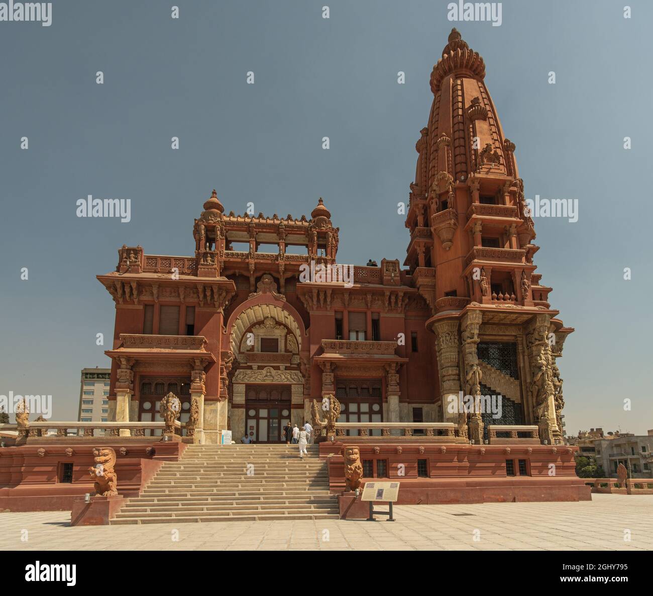 Baron Empain Palace (le Palais Hindou) al Cairo, Egitto vista esterna luce del giorno che mostra l'architettura unica del palazzo con i visitatori a piedi Foto Stock
