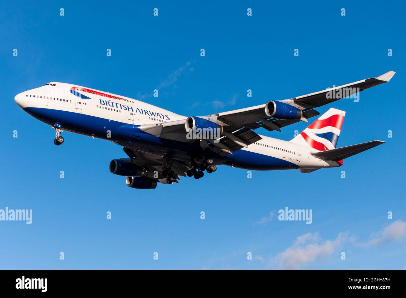 British Airways Boeing 747 Jumbo jet Airliner aereo G-BLNJ in finale per atterrare all'aeroporto di Londra Heathrow, Regno Unito, in cielo blu. Foto Stock