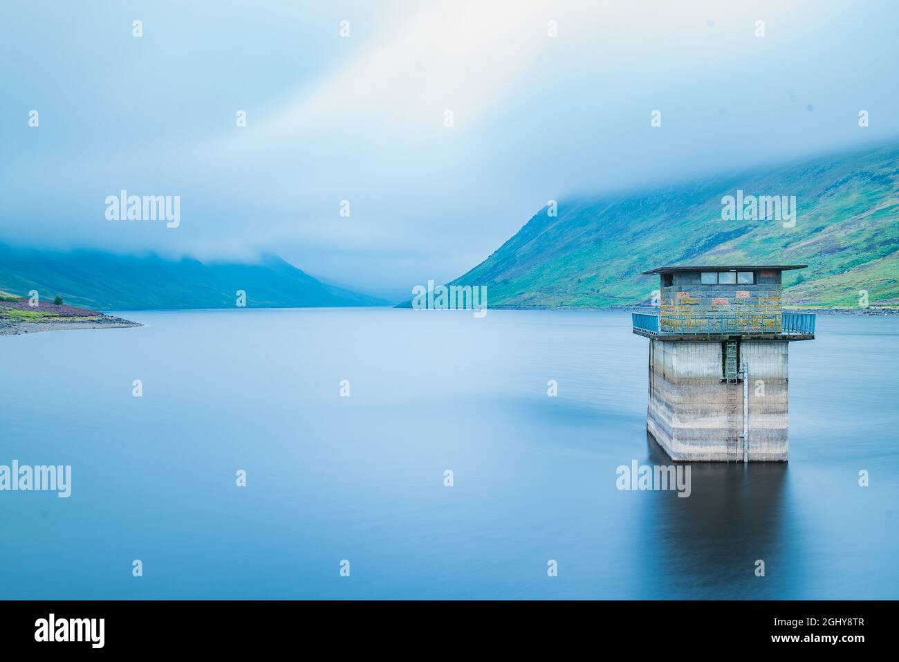 Foto a lunga esposizione della torretta del Loch con stazione di pompaggio Foto Stock