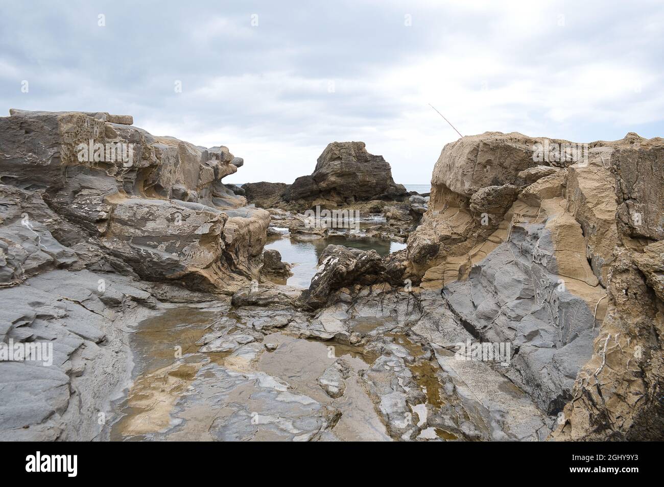 spiaggia con rocce sulla costa della città di Morarira in provincia di Alicante, Valencian comunità, Spagna. Vista Foto Stock