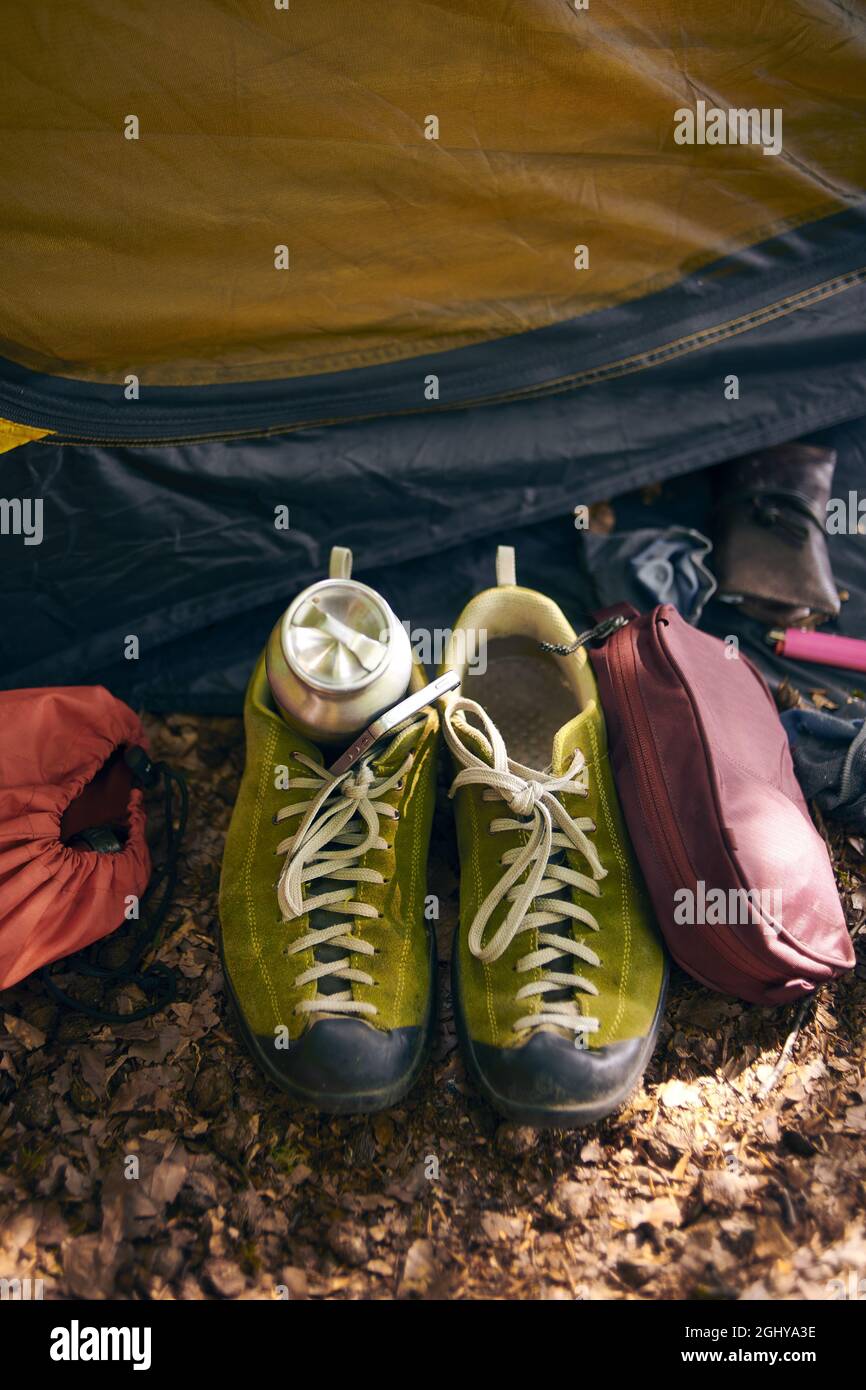 Primo piano di stivali da trekking, kit di pronto soccorso, Thermo Mug e campeggio Foto Stock