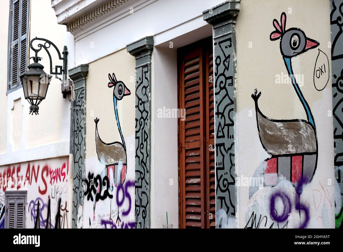 ATHENE, GRECIA - 04 marzo 2020: Un muro con dipinti di graffiti nel centro di Atene Foto Stock