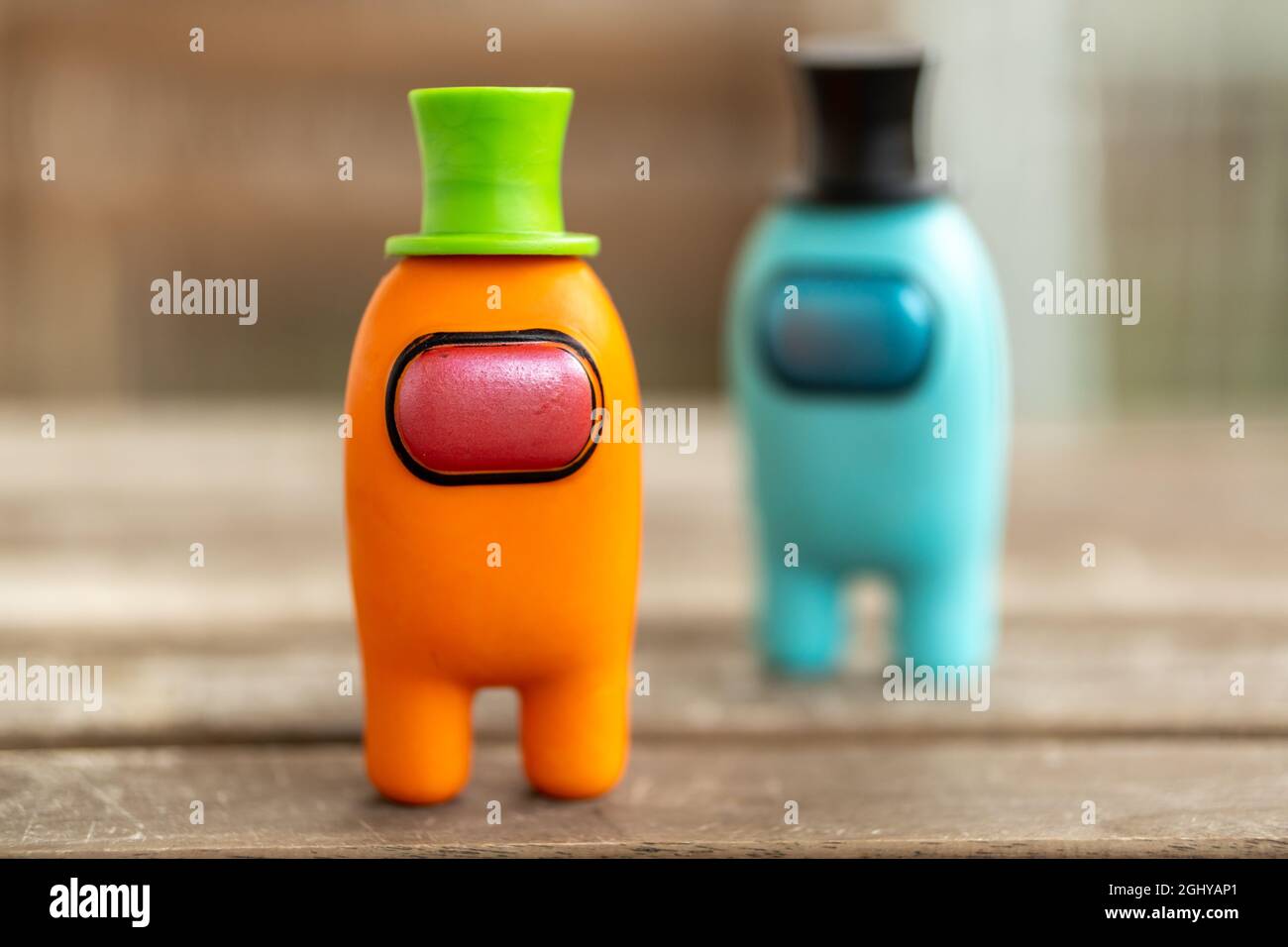 POZNAN, POLONIA - 15 ago 2021: Personaggi giocattolo in plastica 'Among US' del gioco multigiocatore 'Innersloth'; un colpo con un focus su uno arancione Foto Stock