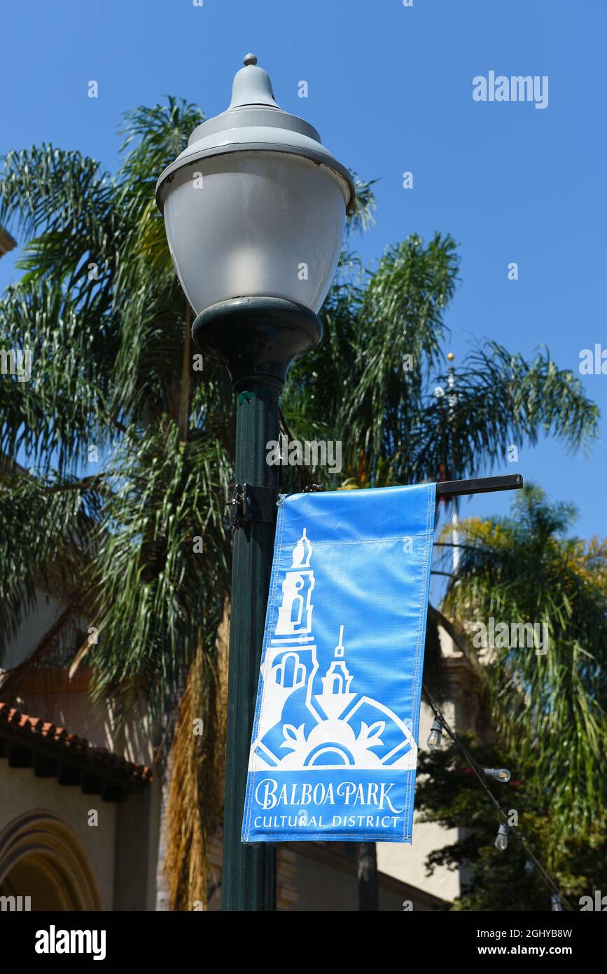 SAN DIEGO, CALIFORNIA - 25 AGO 2021: Balboa Park Cultural District banner lungo El Prado nel parco storico. Foto Stock