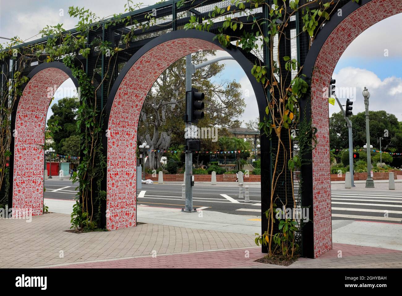 LOS ANGELES, CALIFORNIA - 18 AGO 2021: Archi a LA Plaza Paseo Walkway. Il sentiero lungo un isolato tra il museo LA Plaza e la storica la Placi Foto Stock