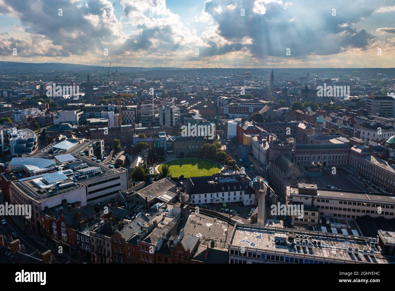 Vista aerea dello skyline di Dublino con stadio, parco giochi ed edifici residenziali e commerciali sotto un cielo nuvoloso al tramonto Foto Stock
