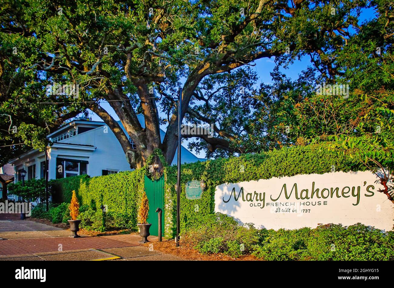Il cartello del Mary Mahoney's Old French House Restaurant è raffigurato il 5 settembre 2021 a Biloxi, Mississippi. Foto Stock