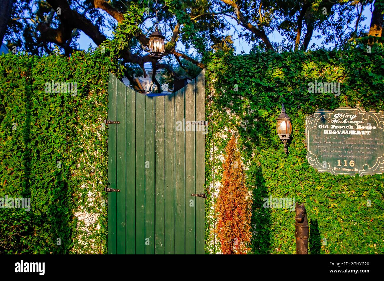 Il cartello del Mary Mahoney's Old French House Restaurant è raffigurato il 5 settembre 2021 a Biloxi, Mississippi. Foto Stock