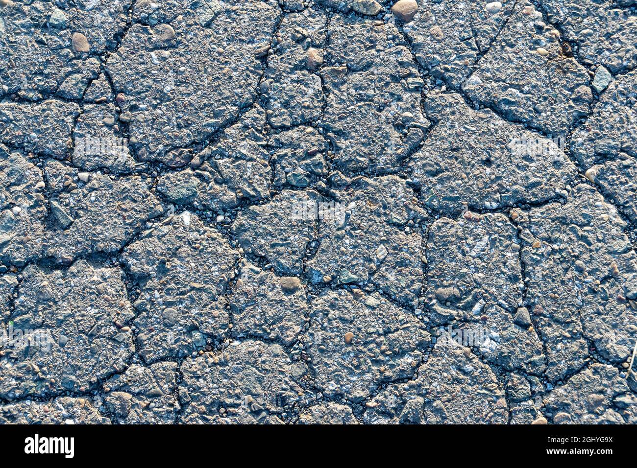 trama di asfalto vecchio incrinato, sfondo di strada asfaltata vecchia o marciapiede Foto Stock