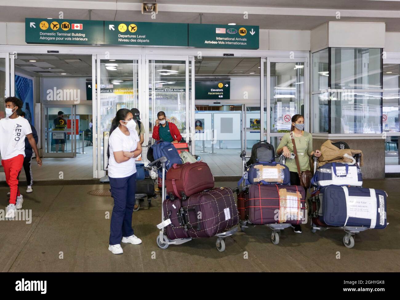 Richmond, Canada. 7 Settembre 2021. I viaggiatori internazionali sono visti fuori dalla sala degli arrivi dell'Aeroporto Internazionale di Vancouver a Richmond, British Columbia, Canada, il 7 settembre 2021. Il Canada ha iniziato martedì a consentire l'ingresso per stranieri completamente vaccinati che hanno avuto un corso completo di un vaccino COVID-19 approvato da Health Canada. Credit: Liang Sen/Xinhua/Alamy Live News Foto Stock