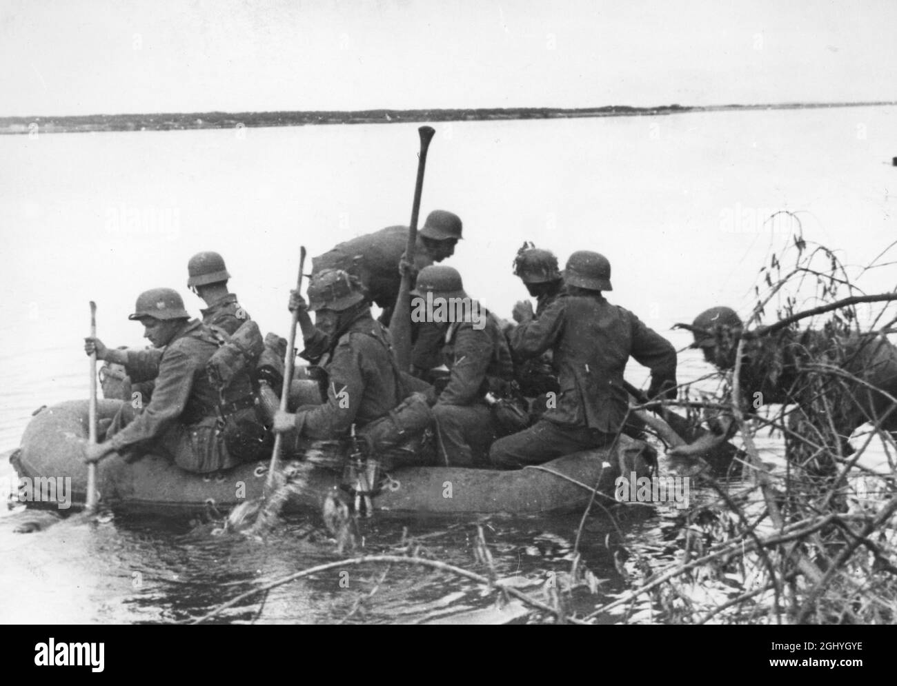 Truppe tedesche che attraversano il fiume Dnieper durante l'operazione Barbarossa nel 1941 Foto Stock