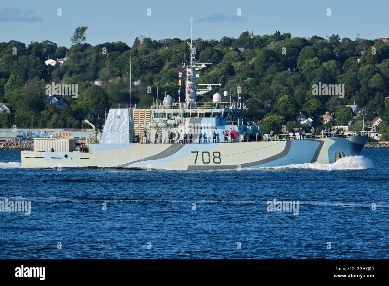 Halifax, Nuova Scozia, Canada. 7 Settembre 2021. HMCS Moncton un vascello di difesa costiera bedazzle nella seconda guerra mondiale disegno parte di Sail passato lasciando il porto di Halifax dirigersi come parte dell'esercizio di addestramento di Cutlass Fury 2021 al largo della costa atlantica del Canada. L'esercizio un importante evento militare biennale con gli alleati della NATO gli Stati Uniti, il Regno Unito, la Francia che si uniranno alla Marina canadese lavoreranno con circa 50 a 100 miglia a sud-est di Halifax in varie operazioni di cooperativa di addestramento. Credit: Meanderingemu/Alamy Live News Foto Stock