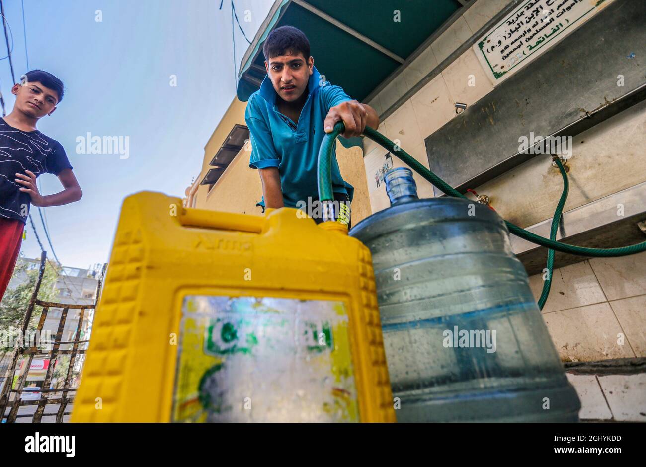 Gaza, Palestina. 07 settembre 2021. I bambini palestinesi riempiono bottiglie di plastica e taniche con acqua potabile dai rubinetti pubblici nel campo profughi di al Shati, nella striscia occidentale di Gaza. I palestinesi soffrono di una grave carenza di acqua potabile. Credit: SOPA Images Limited/Alamy Live News Foto Stock