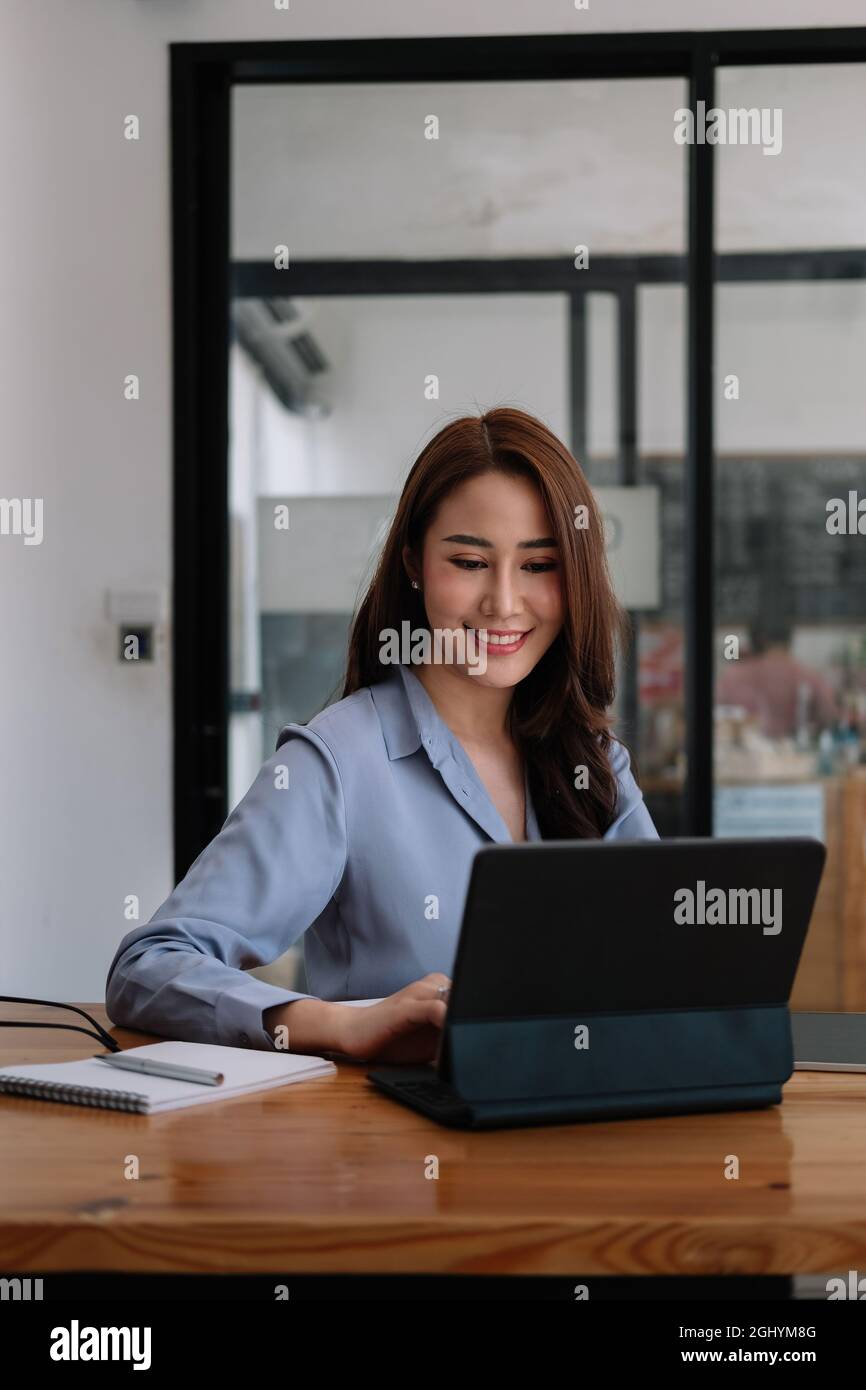 Ritratto asian Businesswoman che lavora su laptop in caffetteria caffè Foto Stock