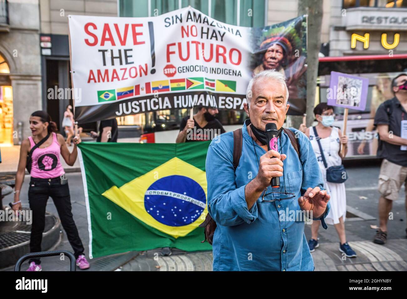 Brasile, 7 settembre, Barcellona, Spagna. 07 settembre 2021. Un manifestante parla durante la manifestazione davanti ad una bandiera brasiliana.il giorno dell'indipendenza del Brasile, il 7 settembre, il presidente del Brasile, Jair Bolsonaro, ha convocato i suoi sostenitori in manifestazioni in tutto il paese e incita le minacce alla democrazia e un possibile colpo di Stato. Diversi gruppi e partiti politici del paese hanno reagito contro e invocato manifestazioni contro il presidente, a Barcellona un gruppo di brasiliani ha compiuto un atto contro il presidente delle Ramblas. Credit: SOPA Images Limited Foto Stock