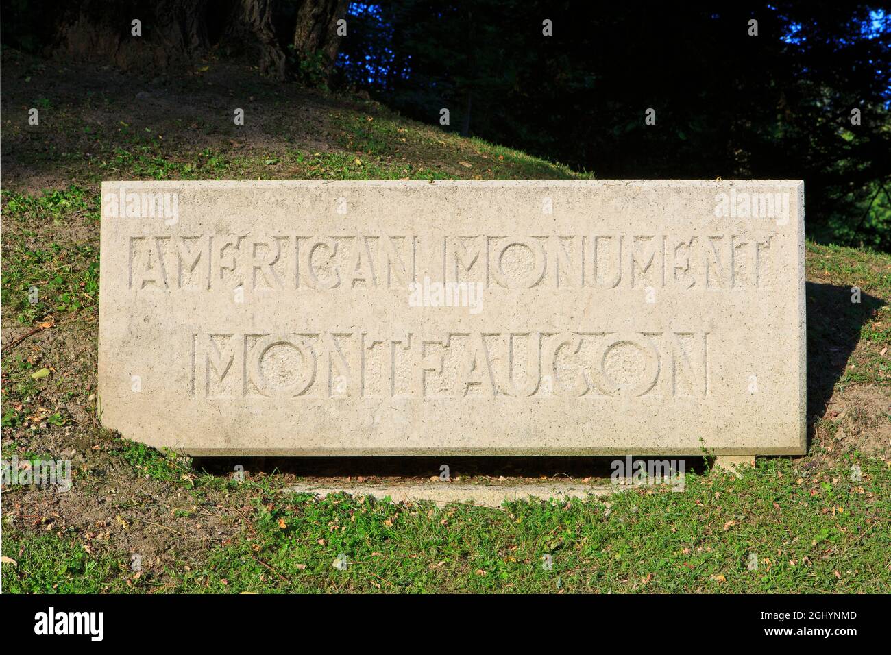 Un cartello stradale che mostra la strada per la prima guerra mondiale Mosa-Argonne American Memorial a Montfaucon-d'Argonne (Mosa), Francia Foto Stock