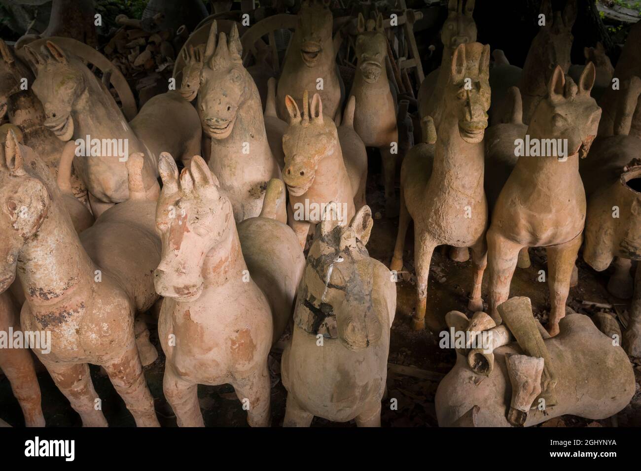 Parte dell'eclettica collezione di sculture asiatiche nel terreno del "Museo delle sculture in pietra di Hong Kong", a Tai po, a conduzione privata Foto Stock