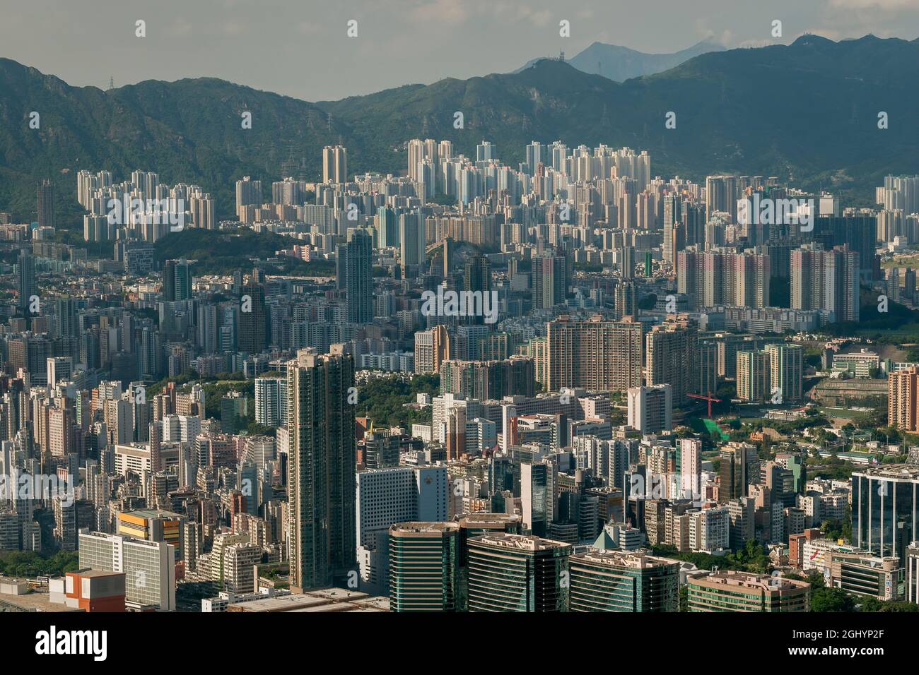Lo sviluppo urbano ad alta densità di Kowloon dal tetto del 2ifc, l'edificio più alto dell'Isola di Hong Kong, nel 2010 Foto Stock
