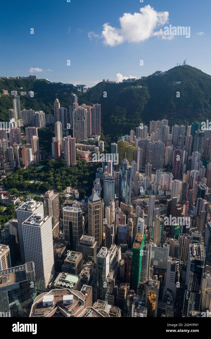Gli alti blocchi di appartamenti residenziali di Mid-level e case di lusso sul Peak sopra gli edifici commerciali di Central, Hong Kong Island Foto Stock