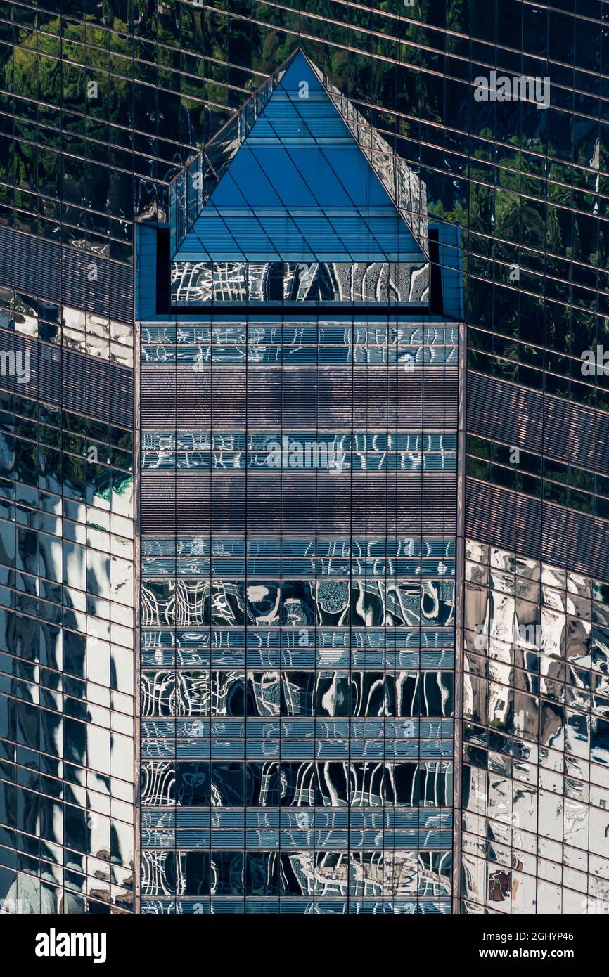 Dettaglio delle caratteristiche architettoniche del Centro, un grattacielo commerciale nel Centro, dal tetto del 2ifc, l'edificio più alto dell'Isola di Hong Kong Foto Stock