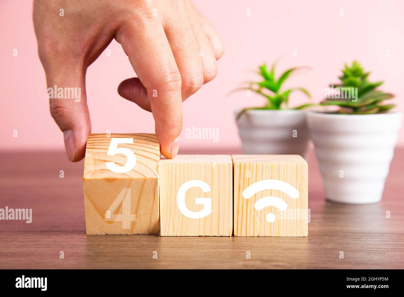 Rete 5G (5a generazione) che connette la tecnologia a livello globale. Capovolgere manualmente il cubo di legno cambiare il numero 4G a 5G Foto Stock