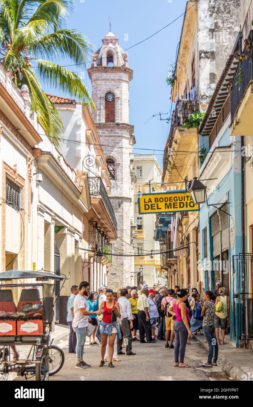 Typisches Bild vor der Bedeguita del medio. Hemingways Stammkneipe a Havanna, neben der Floridita Bar Foto Stock
