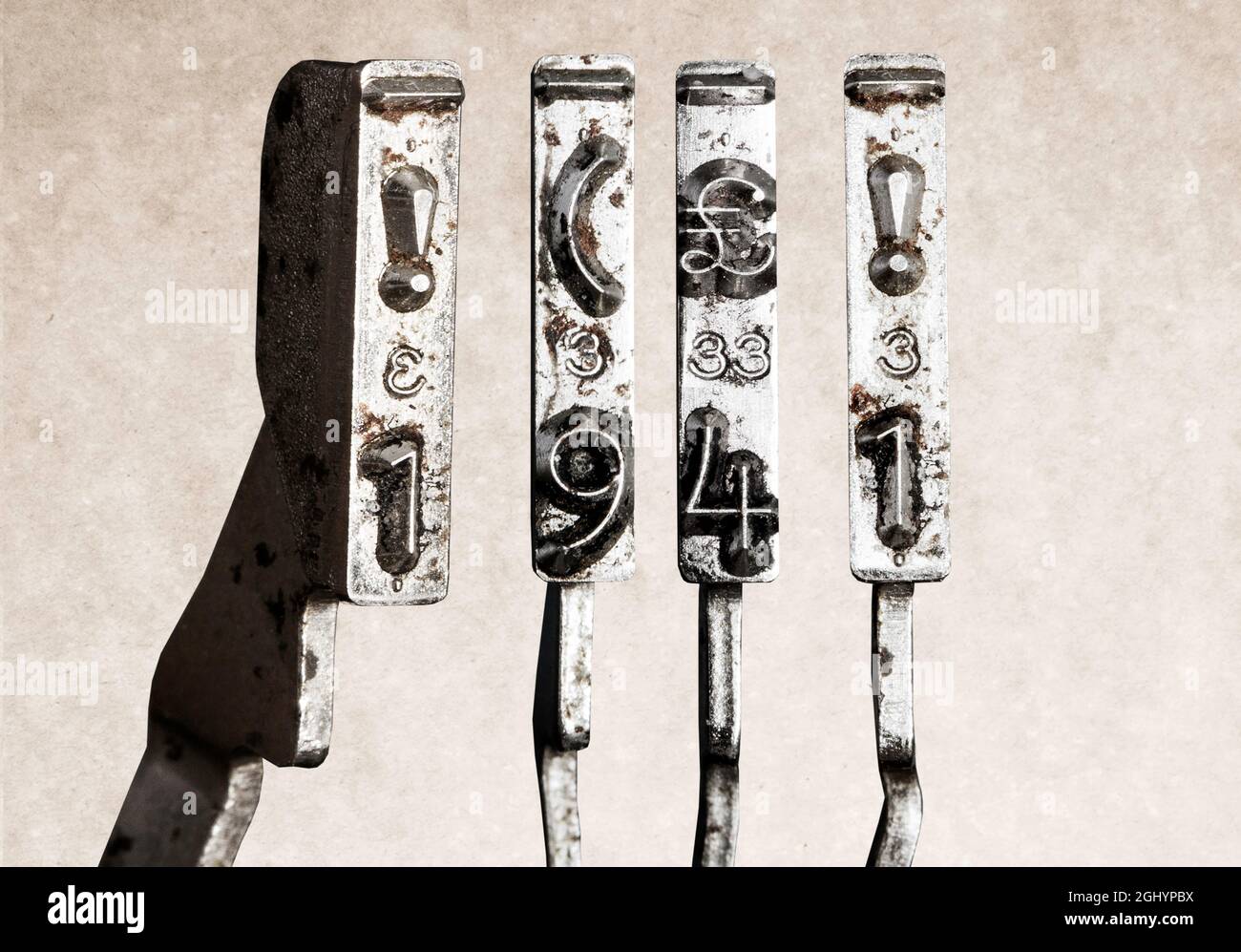 martelli da macchina da scrivere d'epoca con la data 1941 isolato Foto Stock