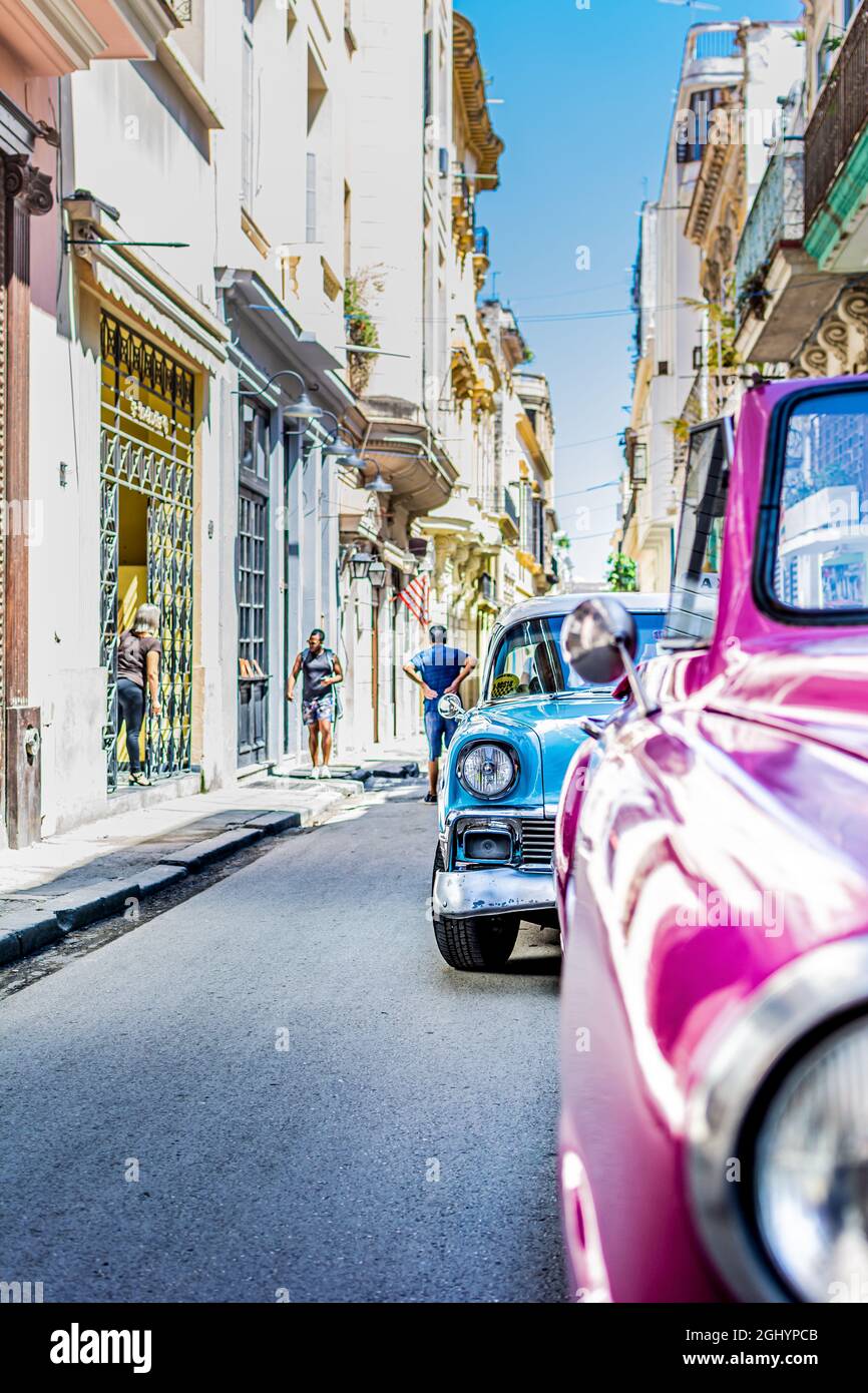 Oldtimer beim Überholen in den Straßen von Havanna Foto Stock