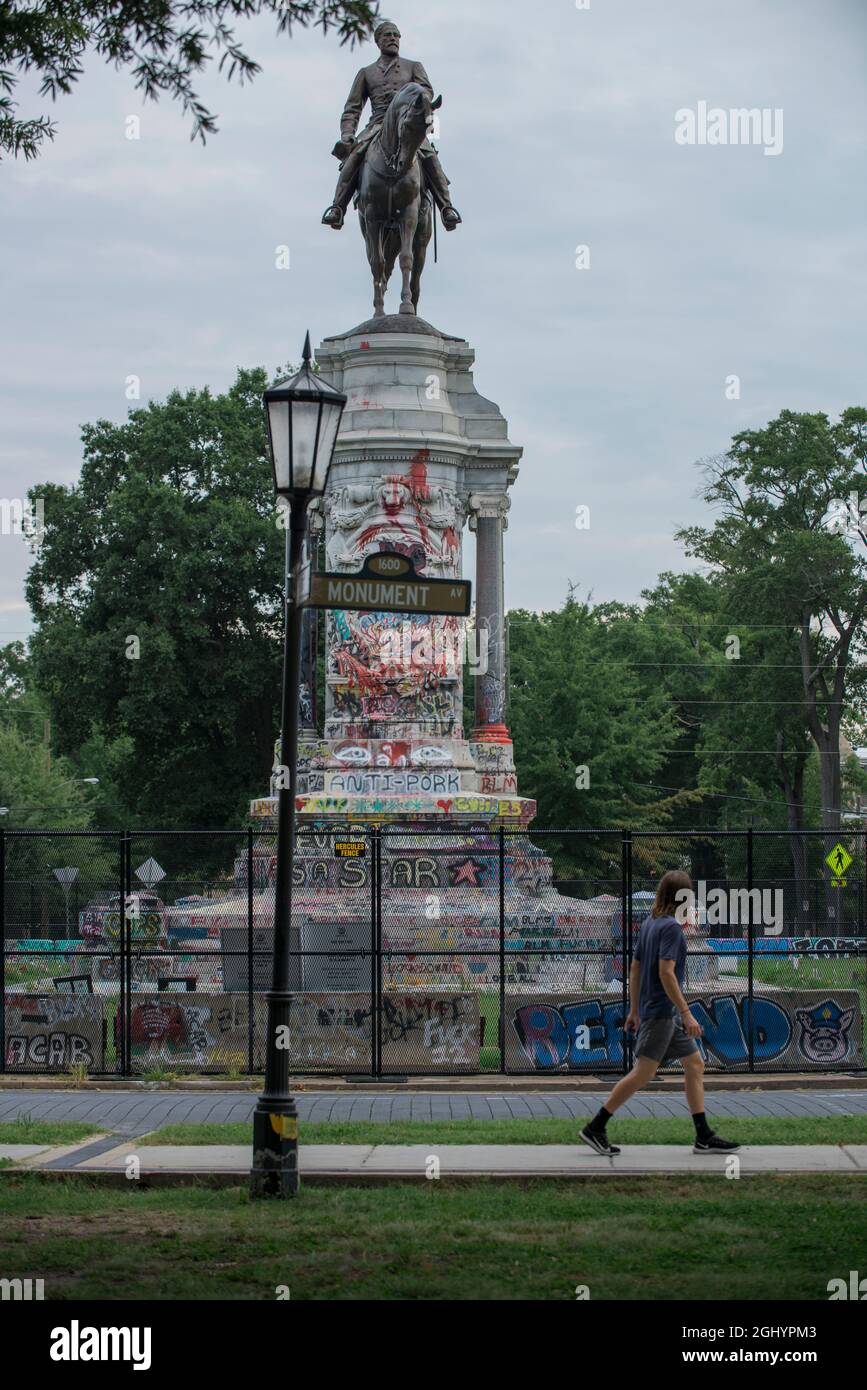 Monumento gated del generale confederato Robert e Lee sul suo viaggiatore a cavallo su Monument Avenue a Richmond Virginia, 5 settembre 2021, USA Foto Stock