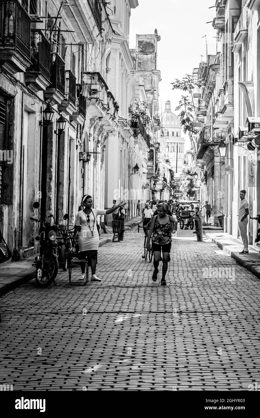 Typisches Straßenbild a Havanna, Schwarz Weiß Foto Stock
