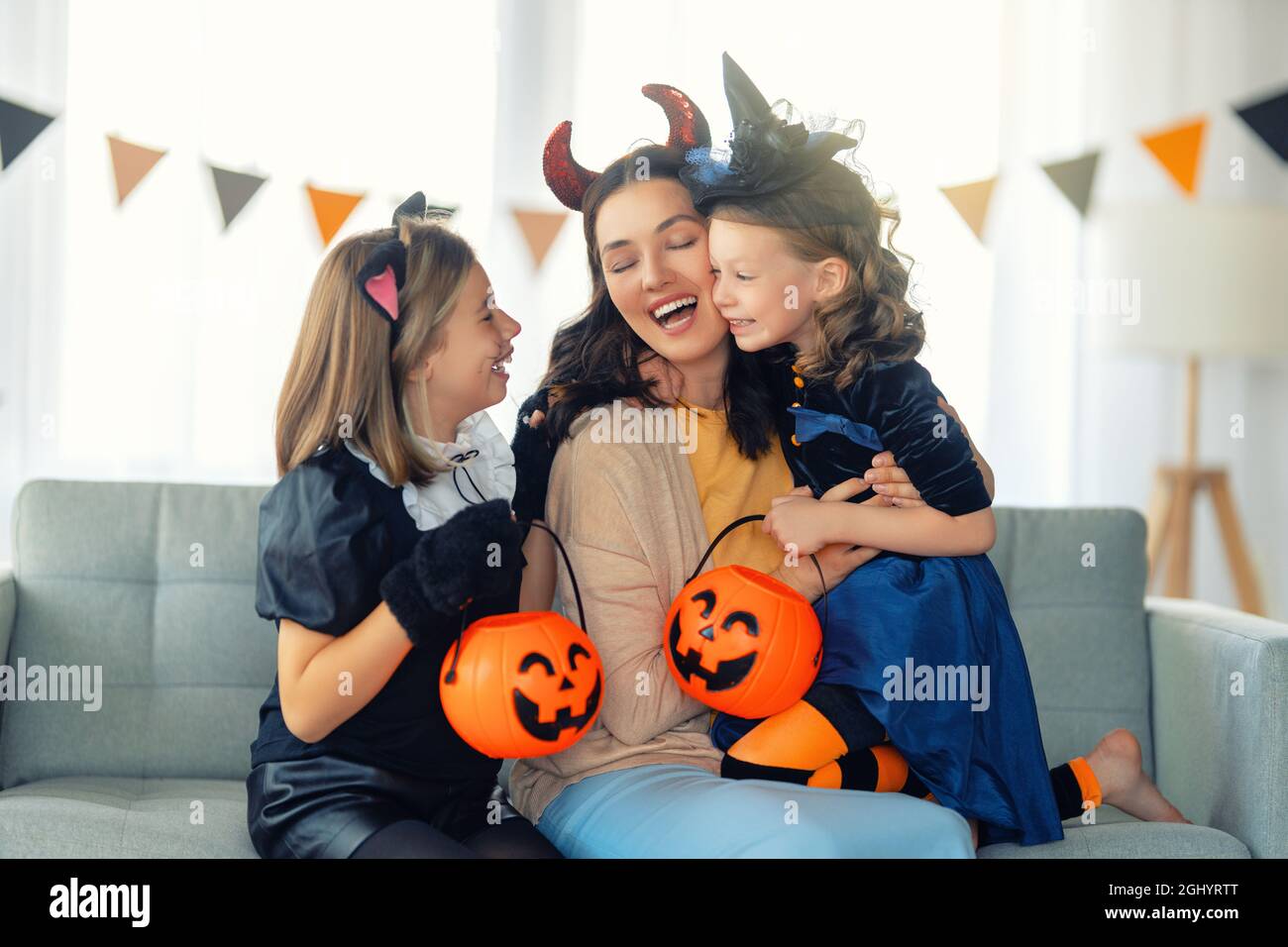 Felice famiglia che si prepara per Halloween. Madre e bambini in costumi di  carnevale a casa Foto stock - Alamy