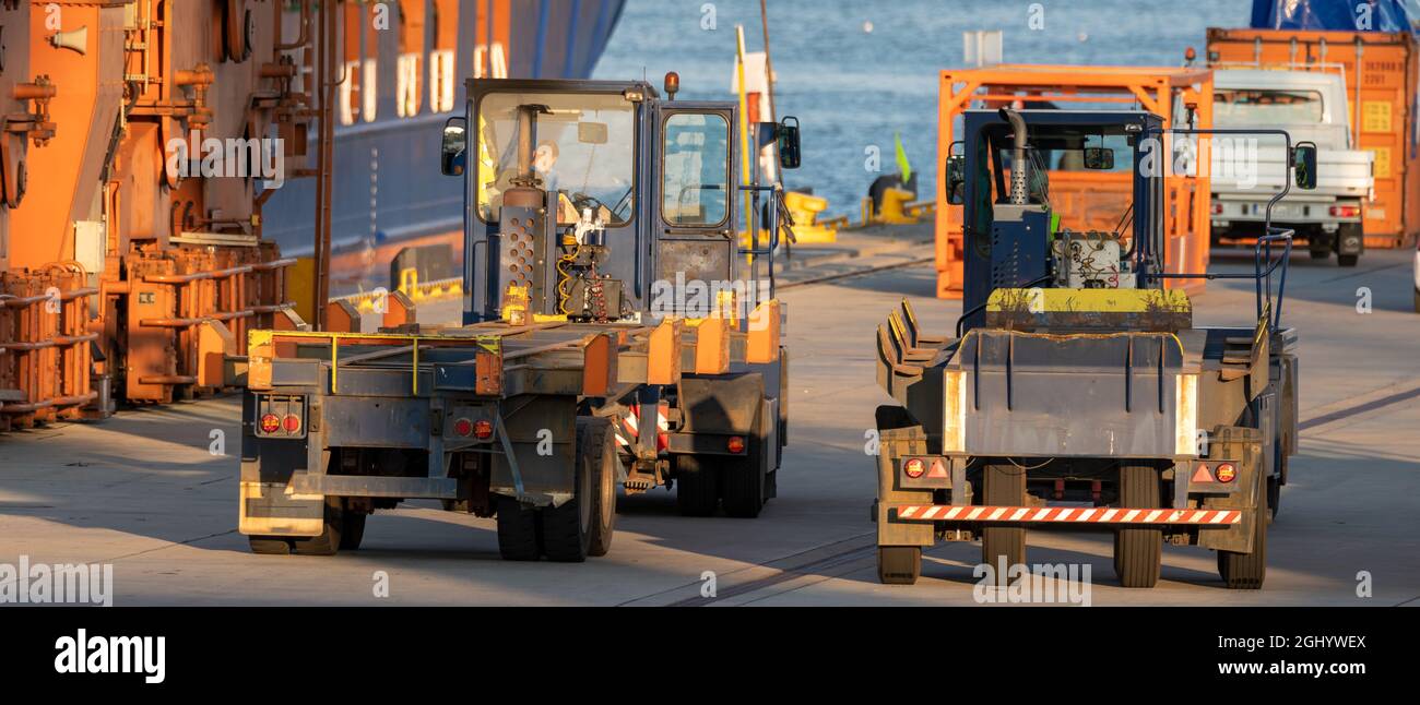 Trattori con container nella porta Foto Stock
