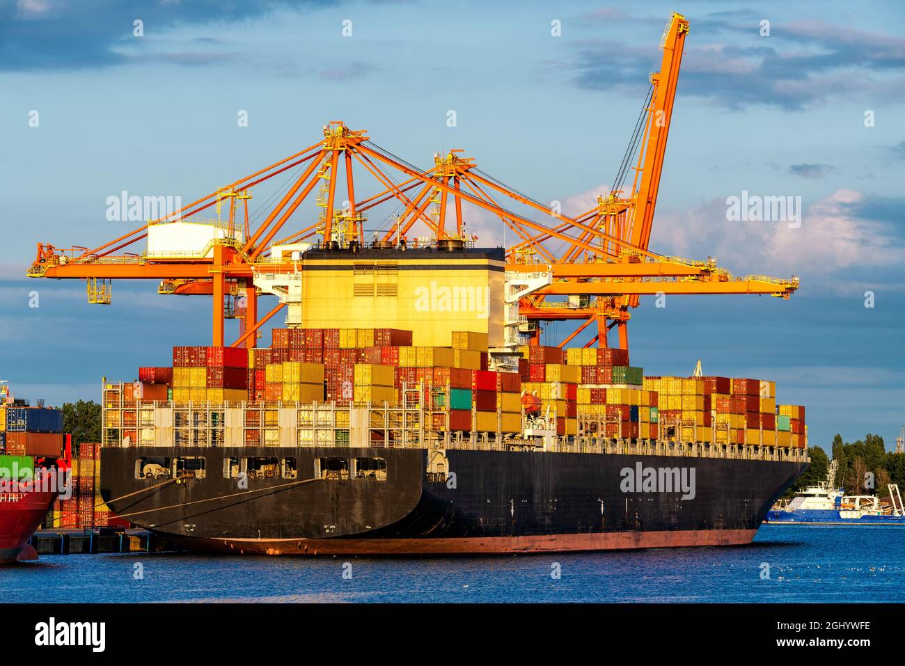 Nave container nel porto marittimo Foto Stock