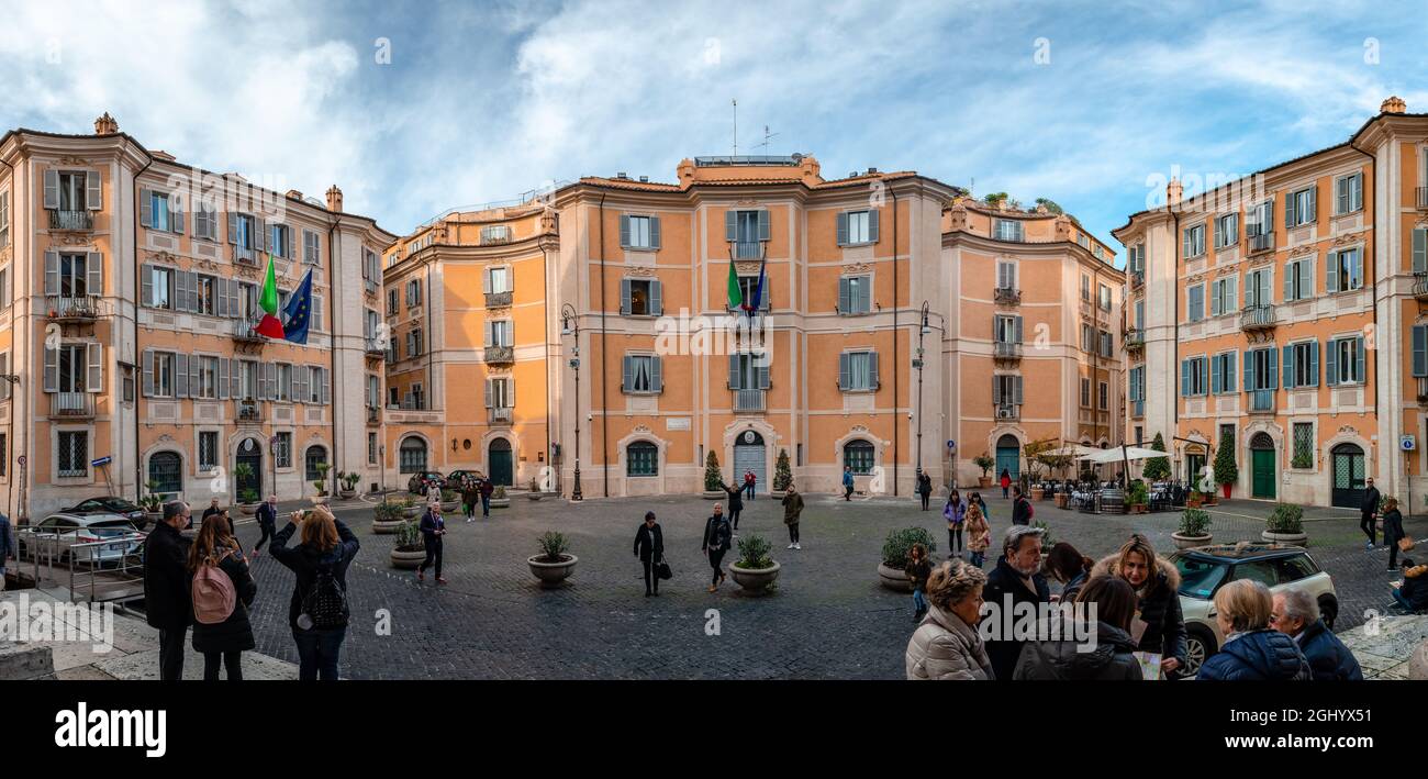 Panorama di Piazza di Sant'Ignazio di Loyola. Allestito nel 1727 per assomigliare ad un insieme teatrale con i tre palazzi disposti come le ali di un teatro Foto Stock