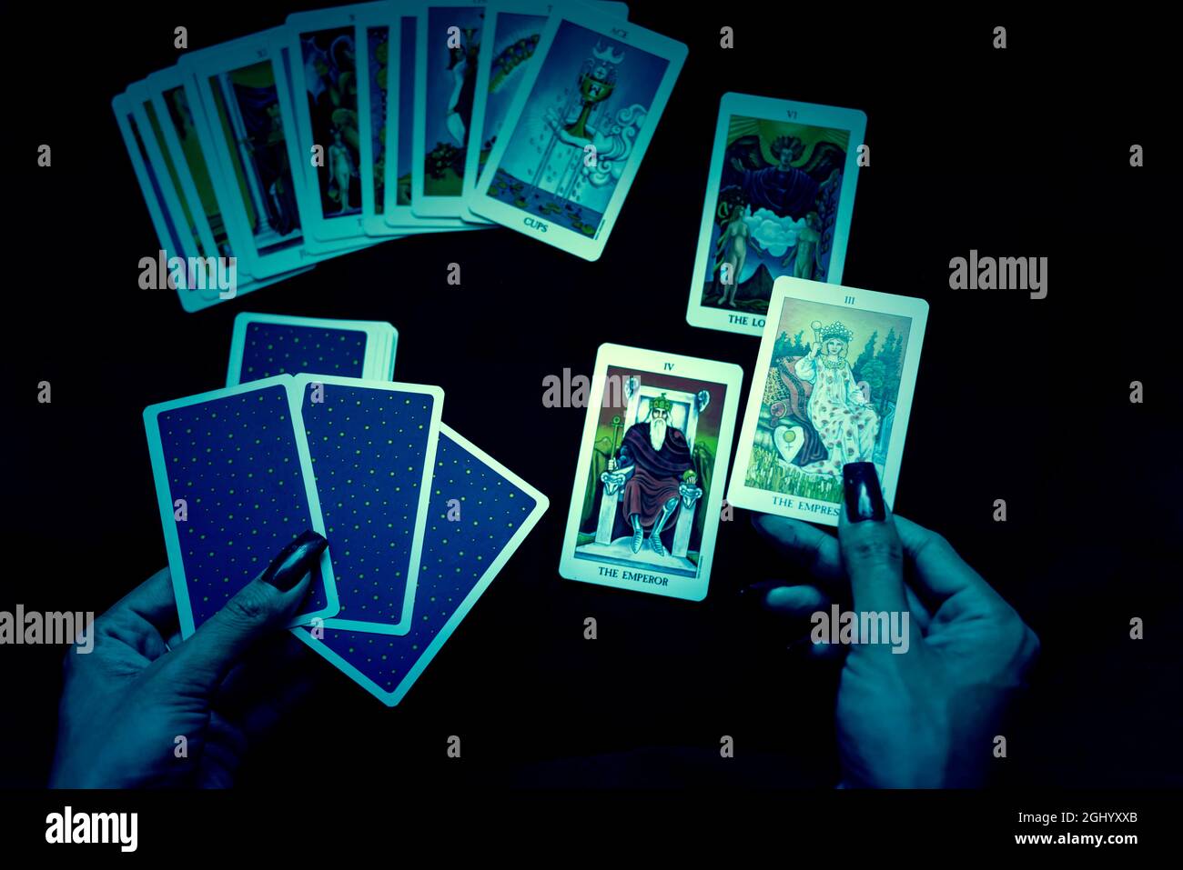 Blurry Vampires Fortune Teller aprire le carte Tarocchi nella notte di Halloween. Momento schermo Horror a bassa luminosità con grana pellicola e processo di elaborazione trasversale. Foto Stock